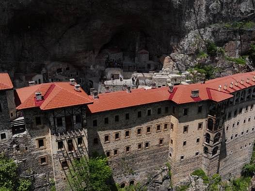 Zorlu restorasyon süreçleri bitti: Dünyanın gözü burada! UNESCO adayı Sümela Manastırı ziyaretçi rekoruna koşuyor