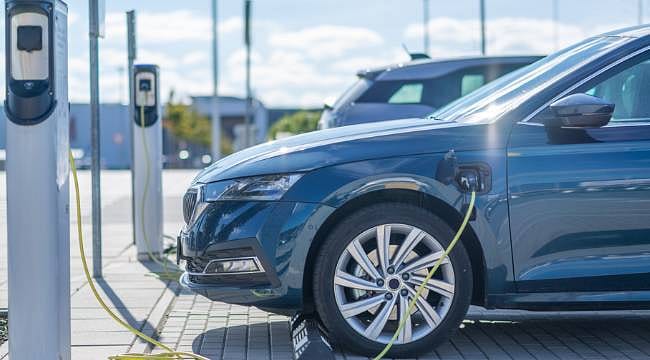 Jeopolitik gelişmeler küresel otomotiv sektörünü dönüştürüyor: Hibrit ve elektrikli araçlara yönelim artırıyor