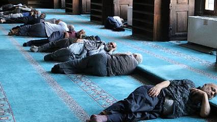 Sıcaklık 40 dereceyi aşınca turistler çareyi oraya sığınmakta buldu