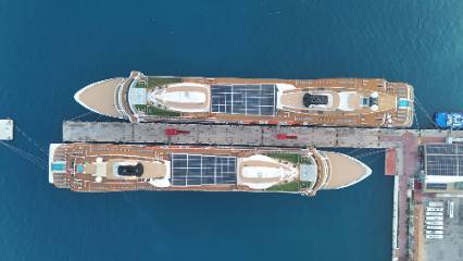 İki kruvaziyer, Kuşadası’nda turizm hareketliliği yarattı