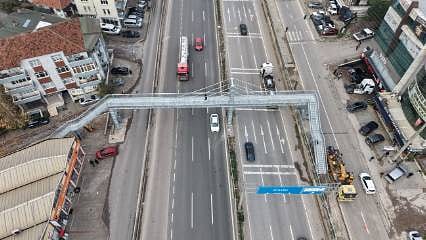 Bu üst geçidin yeri tartışma konusu oldu