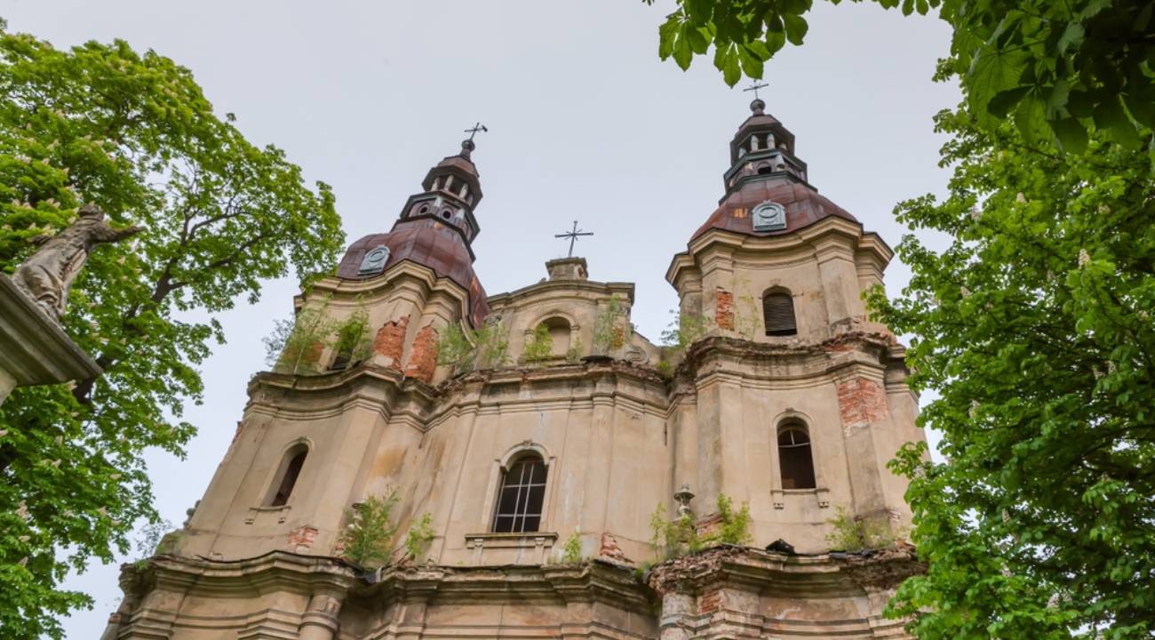 Tarihi manastır binası 11 euro satıldı