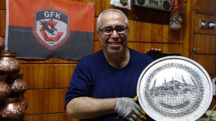 Mesleğin son ustalarından: Ailesinden devraldığı bakırcılığı yaşatıyor