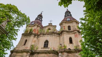 Tarihi manastır binası 11 euro satıldı