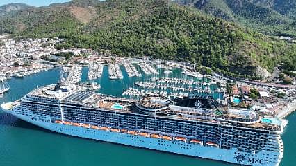 Dev kruvaziyer Marmaris'e demirledi: 3 binden fazla turist taşıdı