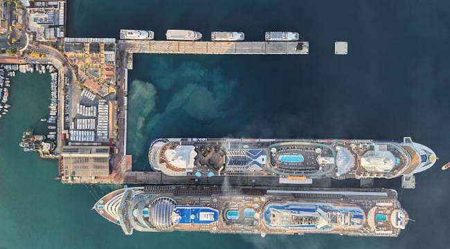 Dev kruvaziyerler Kuşadası’na demirledi: Binlerce turist ilçeye akın etti