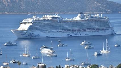 Bodrum'da kruvaziyer hareketliliği! "Aroya" 2 bin 360 turistle geldi