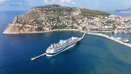 Alanya'ya dev kruvaziyerle turist akını: Bin 500'den fazla yolcu geldi
