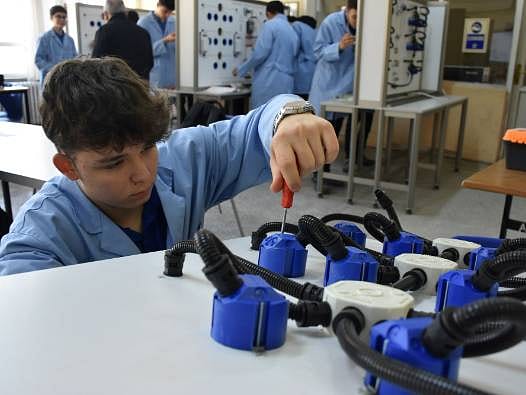 Lise öğrencilerinden büyük başarı: Eğitim setlerini üretip maliyeti düşürdüler