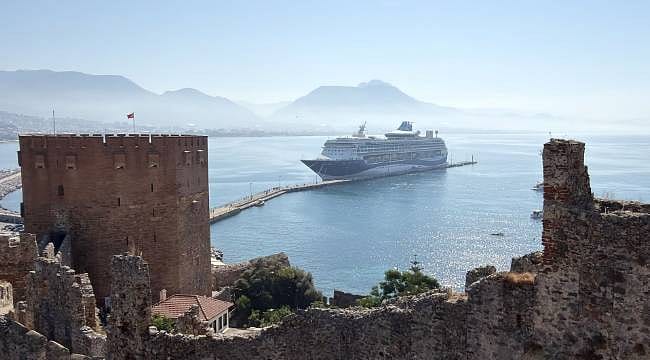 Dev kruvaziyerin rotası Türkiye: Alanya'ya 2 bine yakın turist getirdi