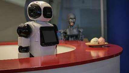 Burada danışma görevlisi bir robot! Yerli üretim "Adam" işbaşı yaptı