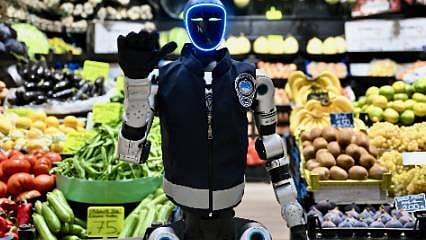 Robot zabıta iş başında: Esnafı denetliyor, fiyatları kontrol ediyor
