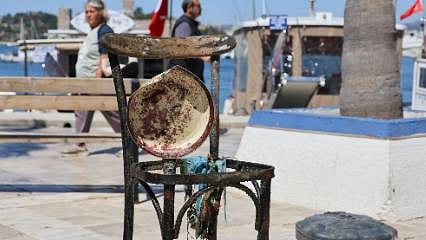 Varil, sandalye, saat, cam şişe... Denizden toplanan 250 kilogram atık sergilendi