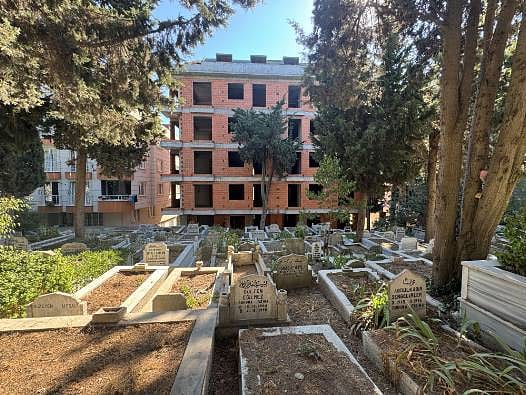 İstanbul'da mezarlık manzaralı sıfır evler! Binayla mezarlar arasındaki mesafe şaşırttı