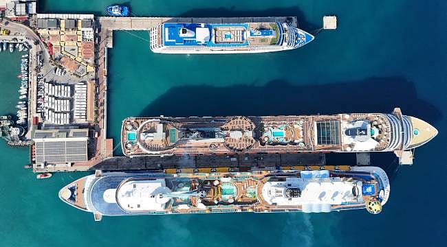 Kuşadası'na 3 kruvaziyerle turist akını: 10 bine yakın yolcu ilçeye geldi