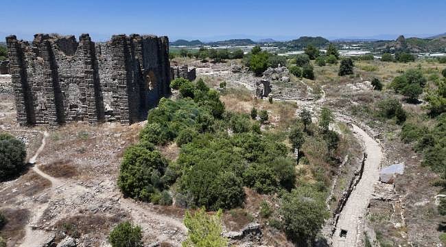 Aspendos'ta 2 bin yıllık keşif: Tiyatro ile akropolisi bağlayan cadde ortaya çıkarıldı