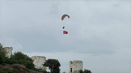 18 Mart’ta Bodrum’da görsel şölen: Dev Türk bayrağı gökyüzünde dalgalandı