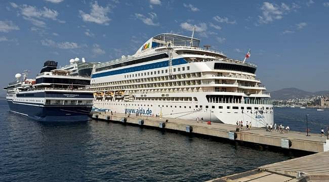 Kruvaziyer turizminde hareketli gün: İki gemi Bodrum'a yanaştı