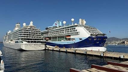 Bodrum Limanı'nda hareketli gün: İki dev gemi birden yanaştı