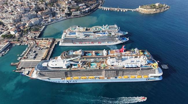 4 kruvaziyer birden yanaştı: Kuşadası'na 11 bin 811 turist geldi