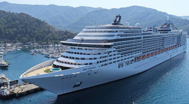 Dev kruvaziyer Marmaris'te: 4 bin 140 turist ilçeye geldi