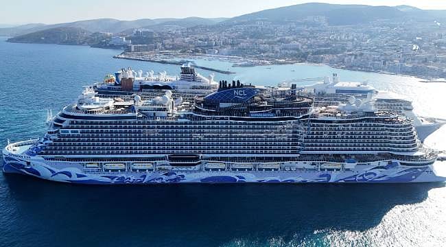 Ege Port Kuşadası Limanı'nda hareketli gün: İki kruvaziyerden binlerce turist indi