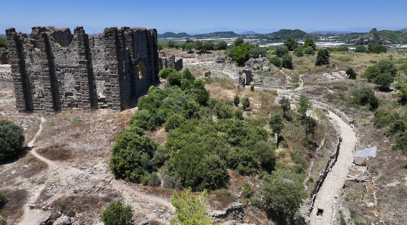 Aspendos'ta 2 bin yıllık tiyatro caddesi gün yüzüne çıkarıldı