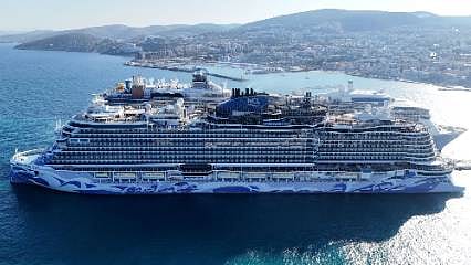 Ege Port Kuşadası Limanı'nda hareketli gün: İki kruvaziyerden binlerce turist indi