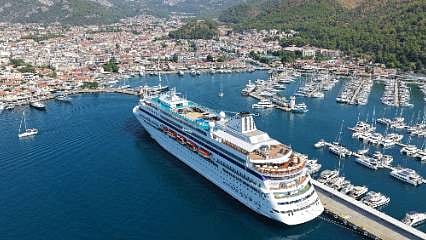 Marmaris'e denizden turist akını: Bir kruvaziyer daha limana yanaştı