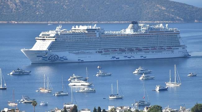 Bodrum'da kruvaziyer hareketliliği! "Aroya" 2 bin 360 turistle geldi