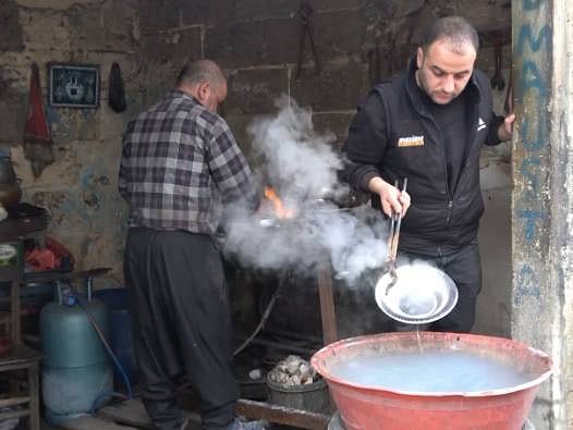 7 yaşında başlayan 'bakır mesaisi' tam 50 yıldır sürüyor: "Meslekte artık eleman yetişmiyor"
