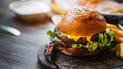 Bakanlık tek tek ifşa etti! Hamburger kıymasında sakatat, peynirde nişasta tespit edildi