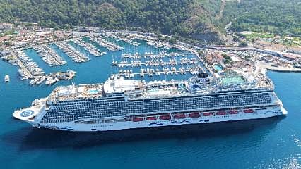 Dev kruvaziyer Marmaris'e demirledi: 2 binden fazla turist ilçeye akın etti