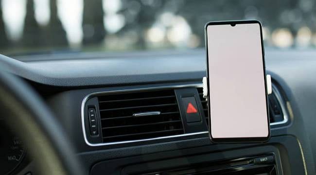 Telefon tutucusu, araç kamerası, multimedya ekranı... Milyonlarca sürücüyü ilgilendiren düzenlemenin detayları belli oldu