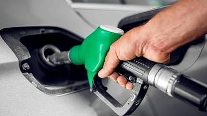 Eşel mobil sistemine geçilmesi sonrası akaryakıta ilk zam geldi