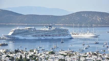 Turizmde hareketli gün: Bodrum'a iki kruvaziyer birden geldi
