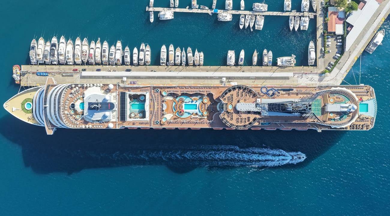 Marmaris'te kruvaziyer hareketliliği: Dev gemi binlerce turist getirdi