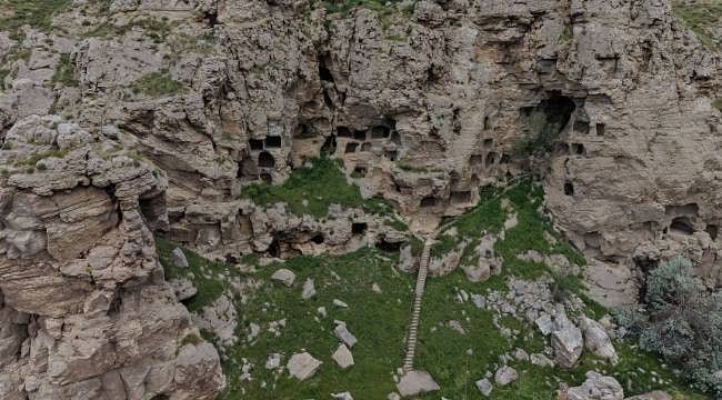 3 bin 200 yıl önce kayalara oyulan yaşam alanları: Tarihi mağaralar adeta apartmanı andırıyor