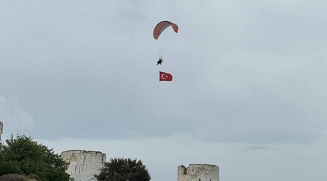 18 Mart’ta Bodrum’da görsel şölen: Dev Türk bayrağı gökyüzünde dalgalandı