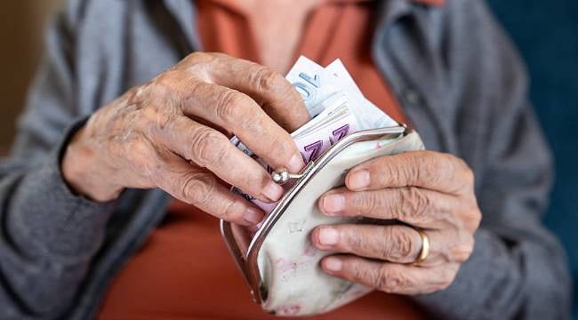 Milyonlarca emekli merakla bekliyordu: Emekli maaşı ve bayram ikramiyesi ödemeleri başladı