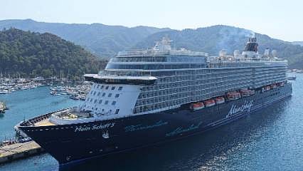 Malta bayraklı dev kruvaziyer Marmaris'te: Binlerce turist ilçeye geldi