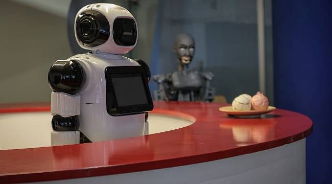 Burada danışma görevlisi bir robot! Yerli üretim "Adam" işbaşı yaptı