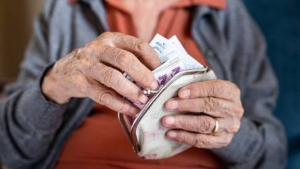 Milyonlarca emekli merakla bekliyordu: Emekli maaşı ve bayram ikramiyesi ödemeleri başladı