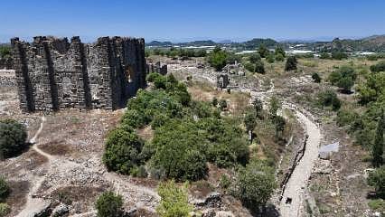 Aspendos'ta 2 bin yıllık keşif: Tiyatro ile akropolisi bağlayan cadde ortaya çıkarıldı