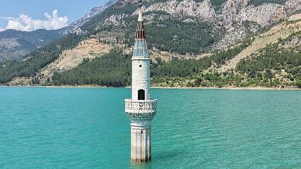 Baraj doldu, eski yerleşim yeri sular altında kaldı