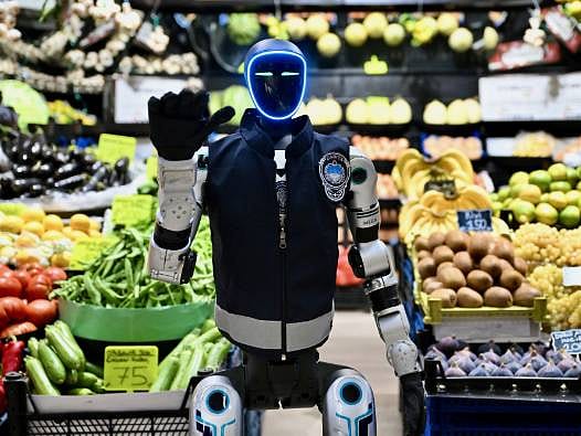 Robot zabıta iş başında: Esnafı denetliyor, fiyatları kontrol ediyor