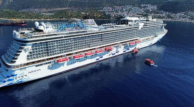 Kaş kruvaziyer sezonunu açtı: 48 ülkeden 2 binin üzerinde turist geldi