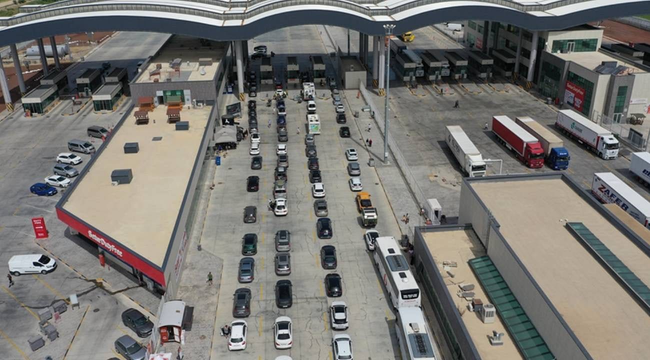 Gümrük kapılarında tarihi yoğunluk: Bayramın son günü araç ve yolcu girişlerinde rekor kırıldı