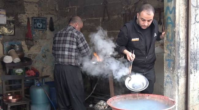 7 yaşında başlayan 'bakır mesaisi' tam 50 yıldır sürüyor: "Meslekte artık eleman yetişmiyor"