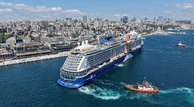 İstanbul Boğazı'nda dev misafir: 327 metrelik kruvaziyer Galataport’a demirledi